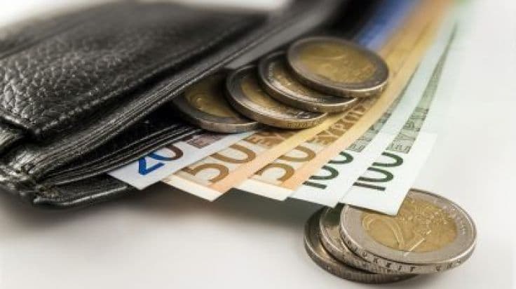 Minimum wage in Ireland to rise to €10.20 an hour from January Minimum wage in Ireland to rise to €10.20 an hour from January