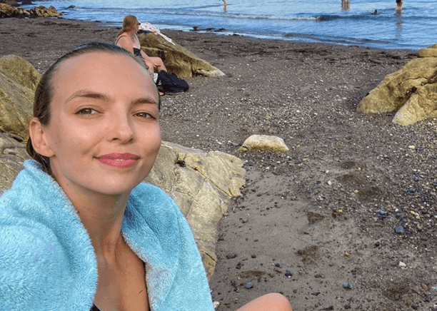 PIC: Killing Eve star Jodie Comer in Dublin having a casual swim PIC: Killing Eve star Jodie Comer in Dublin having a casual swim