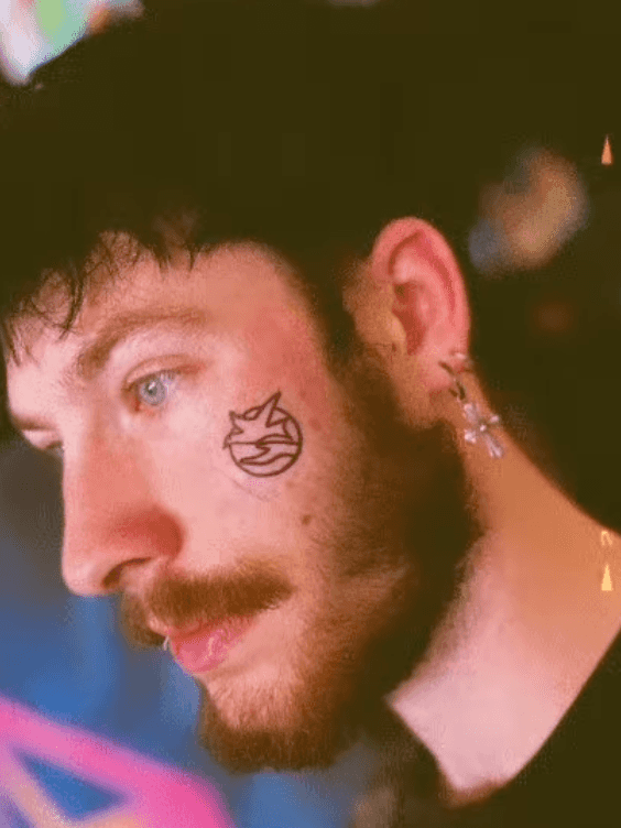 ‘Because it’s funny’ Irish man gets Social Welfare logo tattooed on his face ‘Because it’s funny’ Irish man gets Social Welfare logo tattooed on his face
