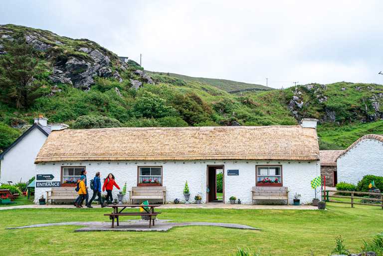 Seaweed baths, sheep dogs and shellfish tours – 9 enriching experiences along the Wild Atlantic Way Seaweed baths, sheep dogs and shellfish tours – 9 enriching experiences along the Wild Atlantic Way
