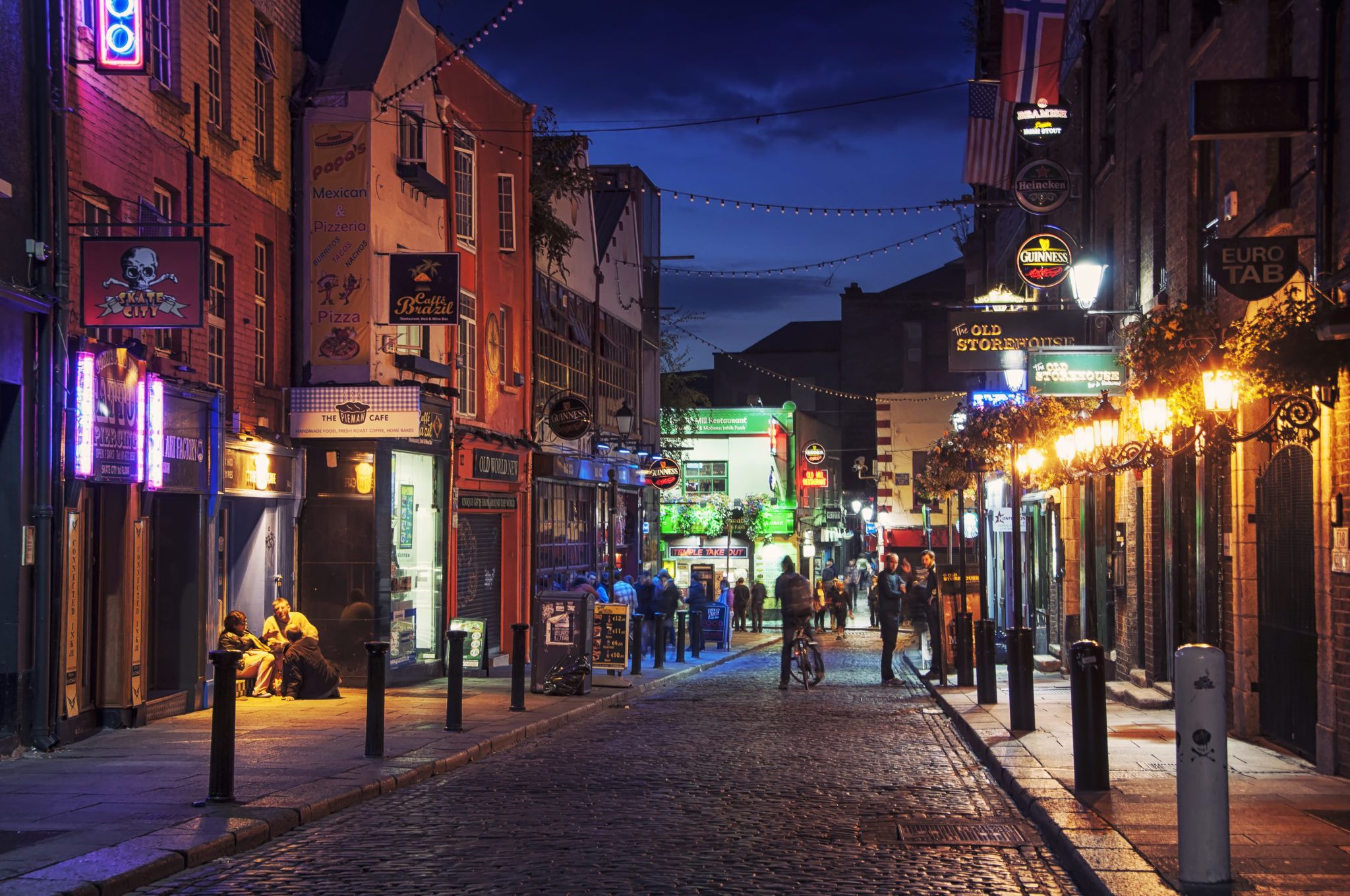 Shot oftemple bar, Dublin at night time, looking relatively empty due to restrictions